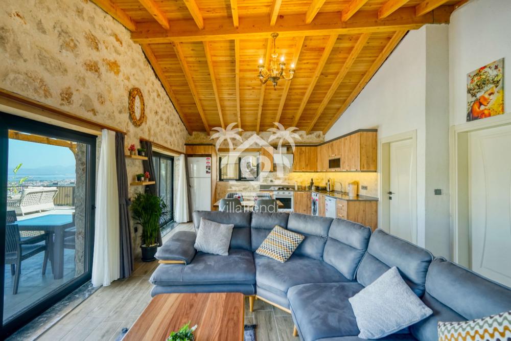 Villa Stone Duo Fethiye ahşap tavanlı geniş salon.