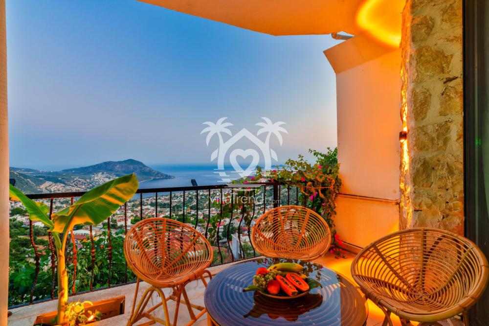 Akbel balayı villası Phuket akşam saatlerinde deniz manzaralı teras.