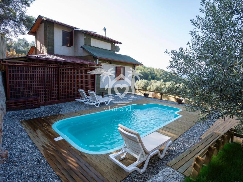 Villa Selenay tam korunaklı özel yüzme havuzu ve güneşlenme terası.