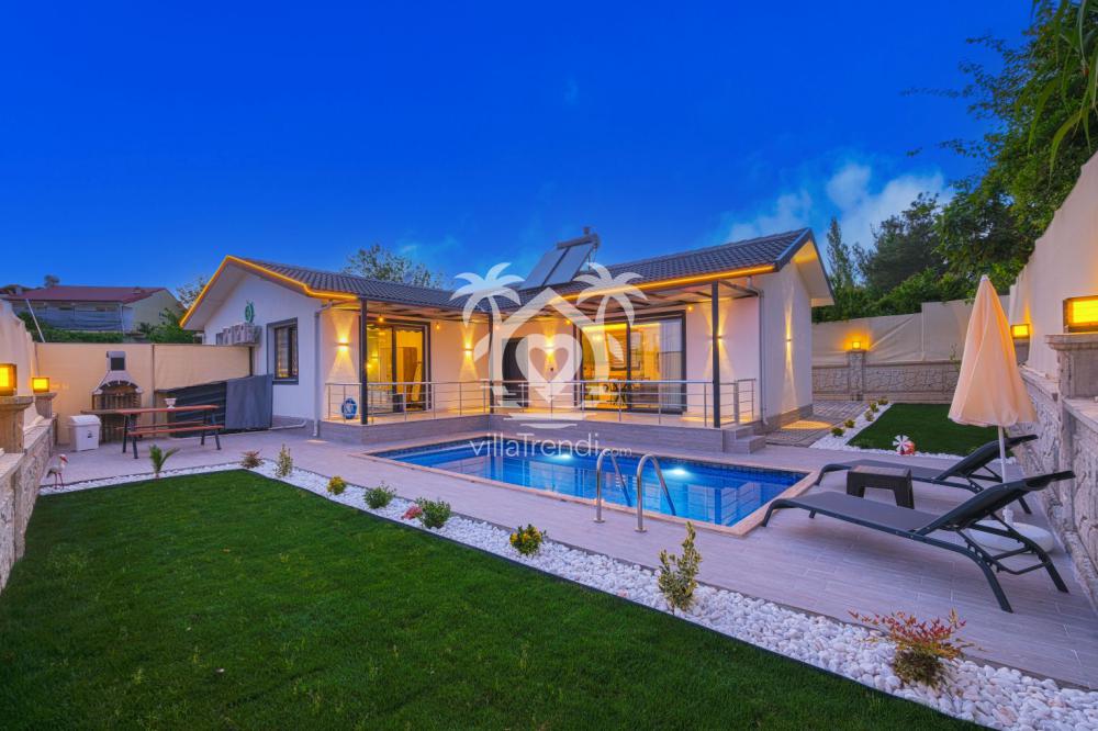 Seydikemer ikiz villa Pri 2 geniş yemyeşil bahçe ve dış cephe.