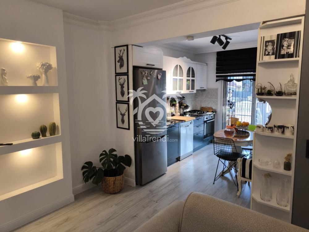 Villa Ela Çalış'ın modern, tam donanımlı Amerikan mutfak ve yemek alanı.