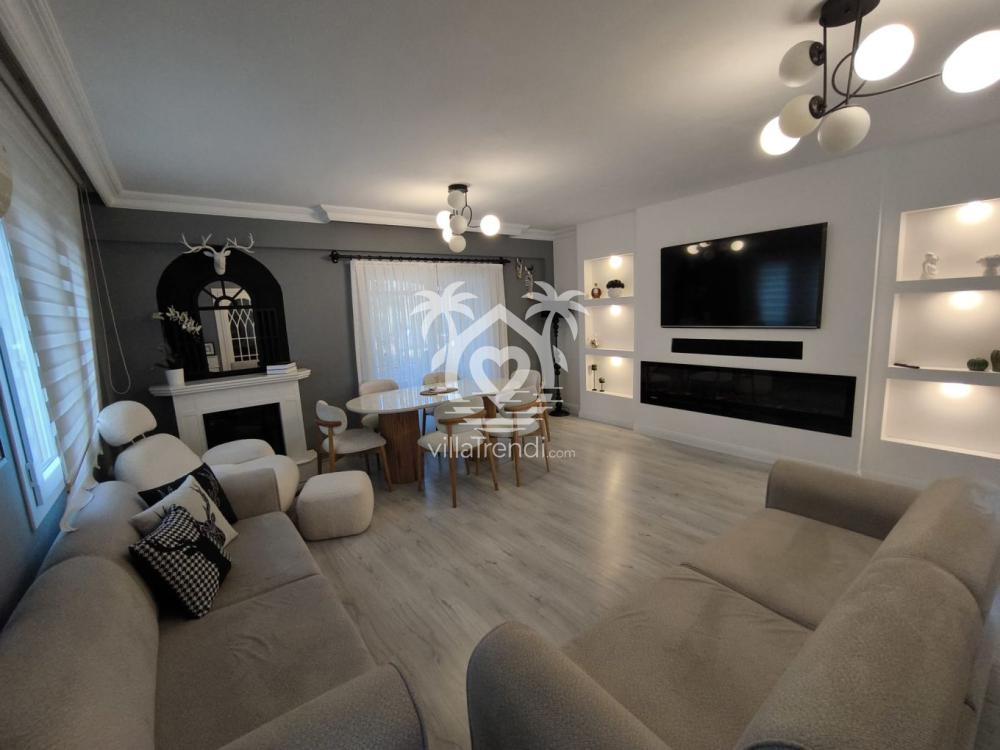 Rahat koltuk takımı ve şömine detaylı Villa Ela Çalış salon iç mekanı.