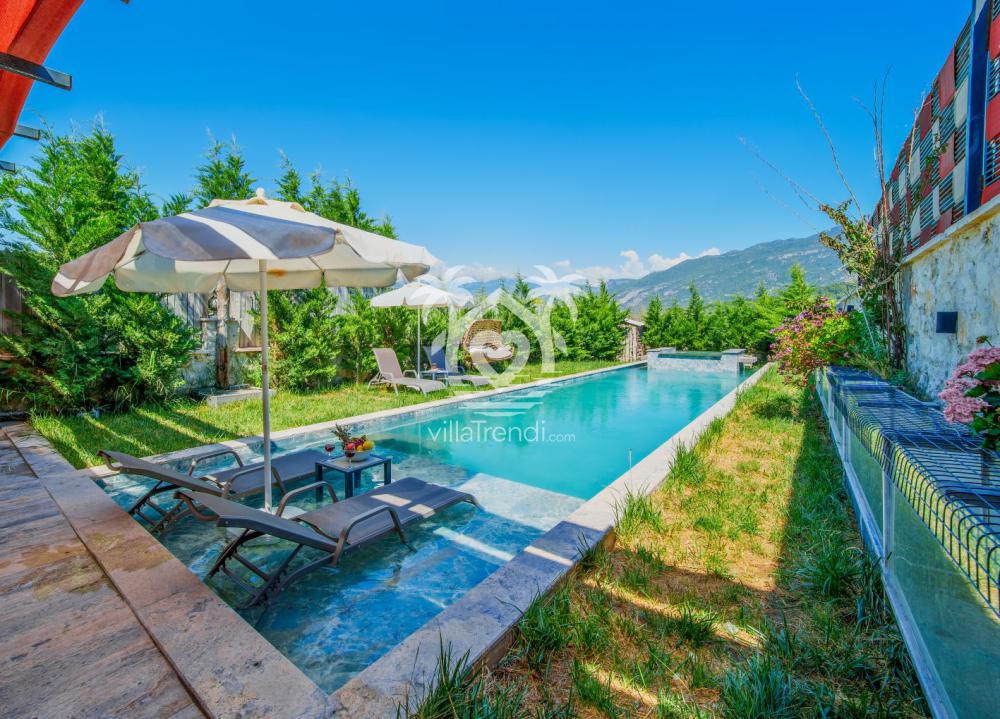 Fethiye muhafazakar kiralık villa devasa yüzme havuzu ve şezlonglar.