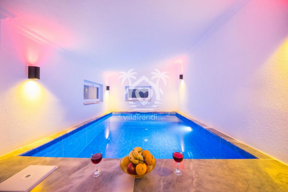Kalkan ısıtmalı kapalı havuzlu ekonomik villa Emir romantik havuz.