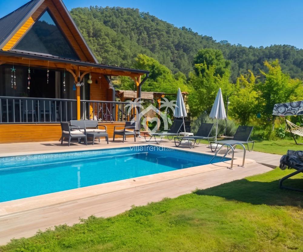 Göcek İnlice çocuk havuzlu kiralık ahşap Göcek Bungalov dış cephe ve havuz manzarası.