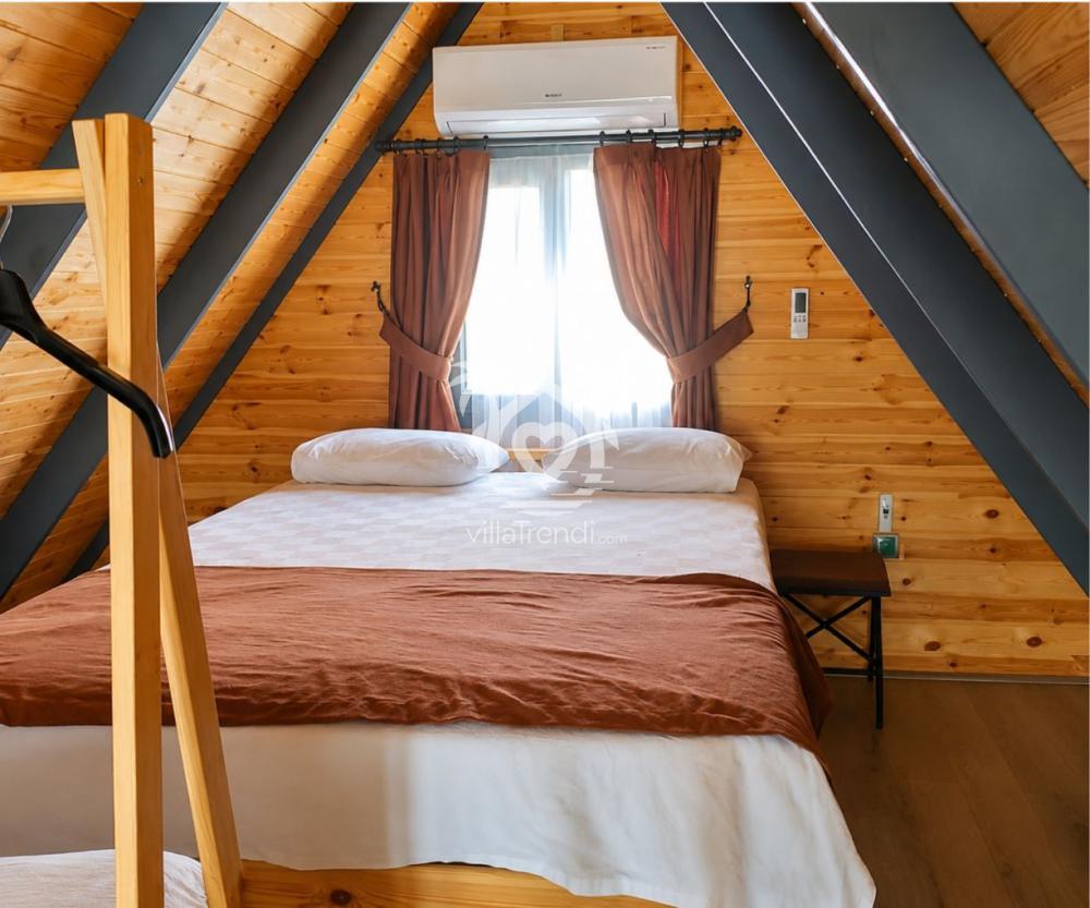 İnlice balayı bungalovu klimalı ve ahşap mimarili çift kişilik loft yatak odası.