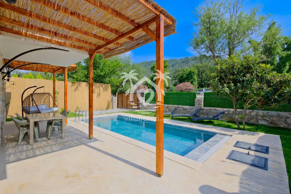 Villa Port Göcek tam korunaklı özel yüzme havuzu ve güneşlenme terası.
