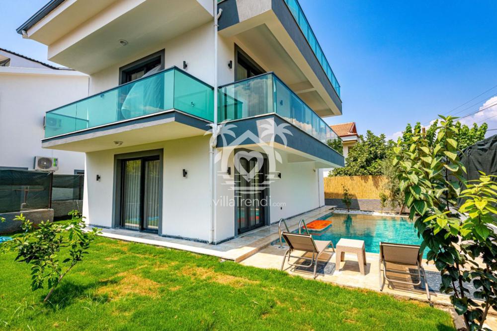 Fethiye merkez kiralık villa Cosmo geniş yeşil bahçe ve dış cephe.