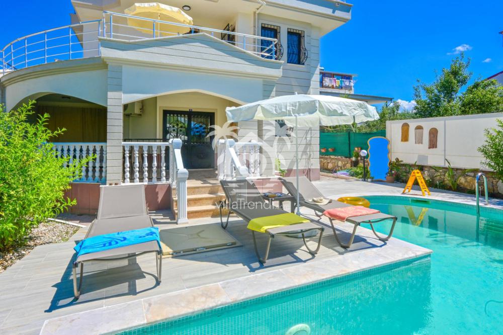 Villa Hasbel özel yüzme havuzu ve güneşlenme terası.