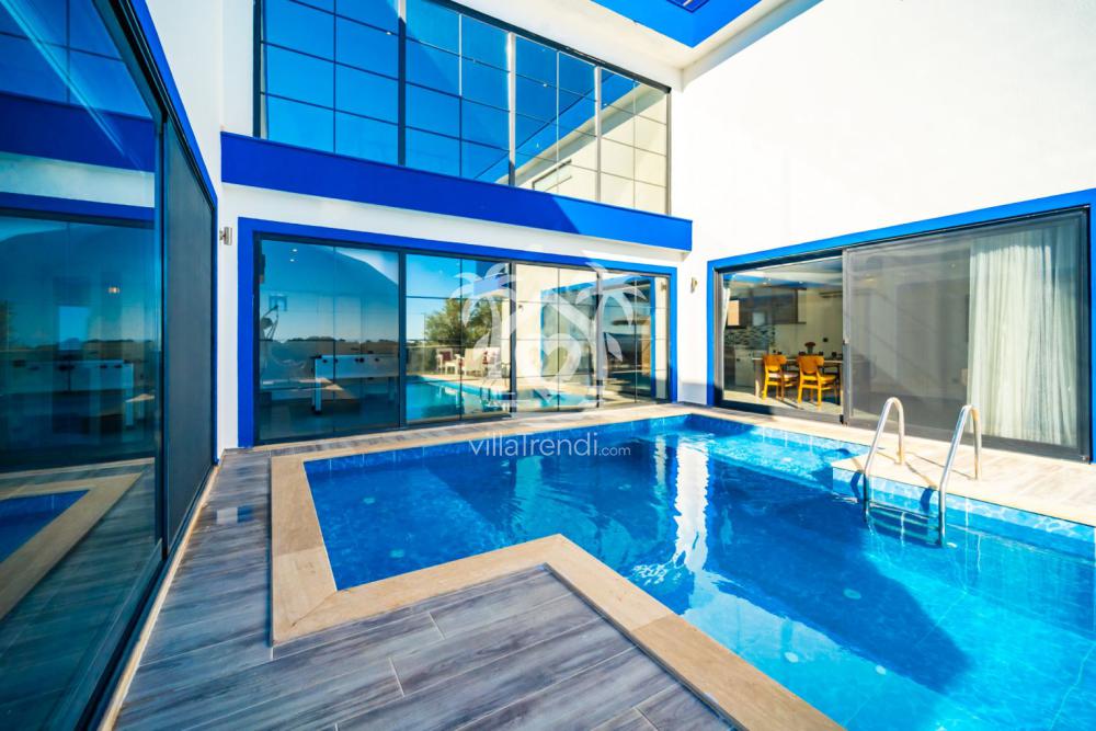 Villa Safir Kördere tam korunaklı özel havuz gece manzarası.
