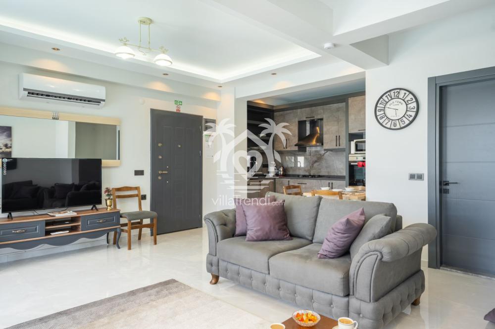 Villa Çay'ın havuz terasına açılan, modern ve ferah tasarımlı konforlu salonu.