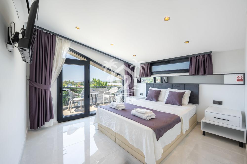 Villa Çay'ın klimalı, modern ve konforlu çift kişilik ana yatak odası.