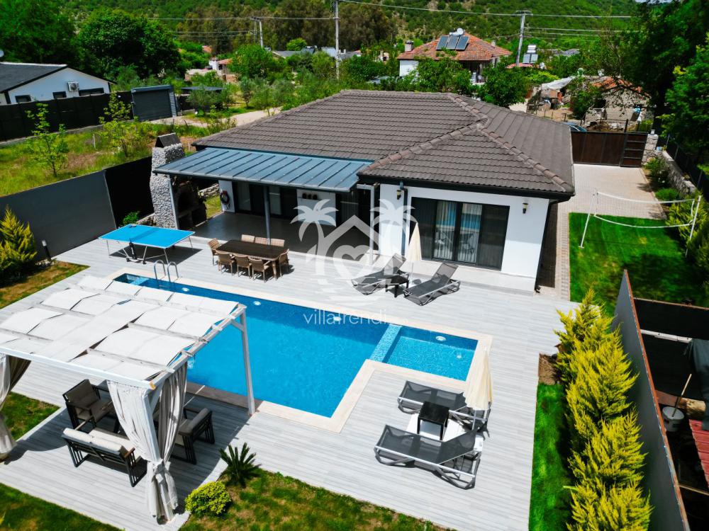 Fethiye Kayaköy’de doğa içinde yer alan Villa Sierra havuz ve bahçe manzarası.