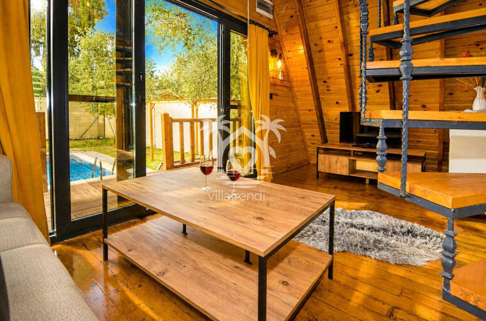 Trend Bungalov Kayaköy 1 ahşap iç mekân tasarımı, salon ve modern merdiven detayları.