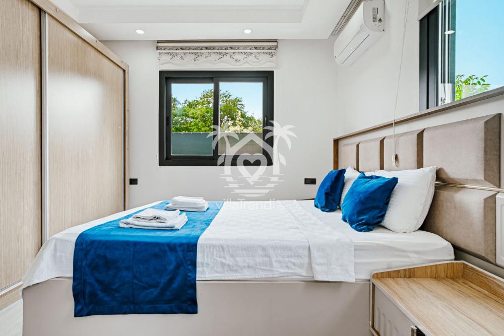 Villa Sierra Kayaköy klimalı ve modern dekorasyonlu suit yatak odası.