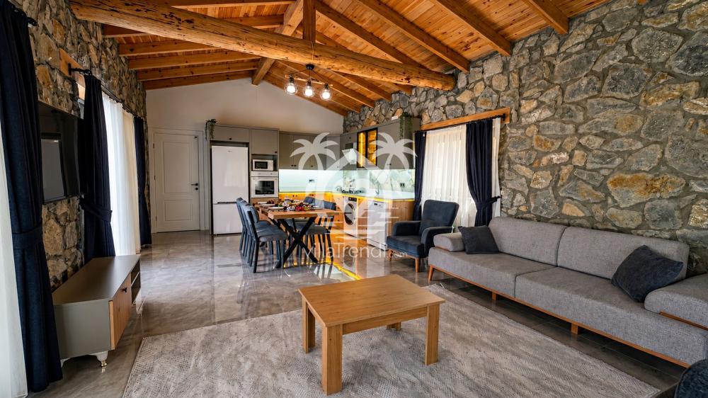 Seydikemer otantik kiralık villa taş duvarlı ve ahşap tavanlı ferah salon.