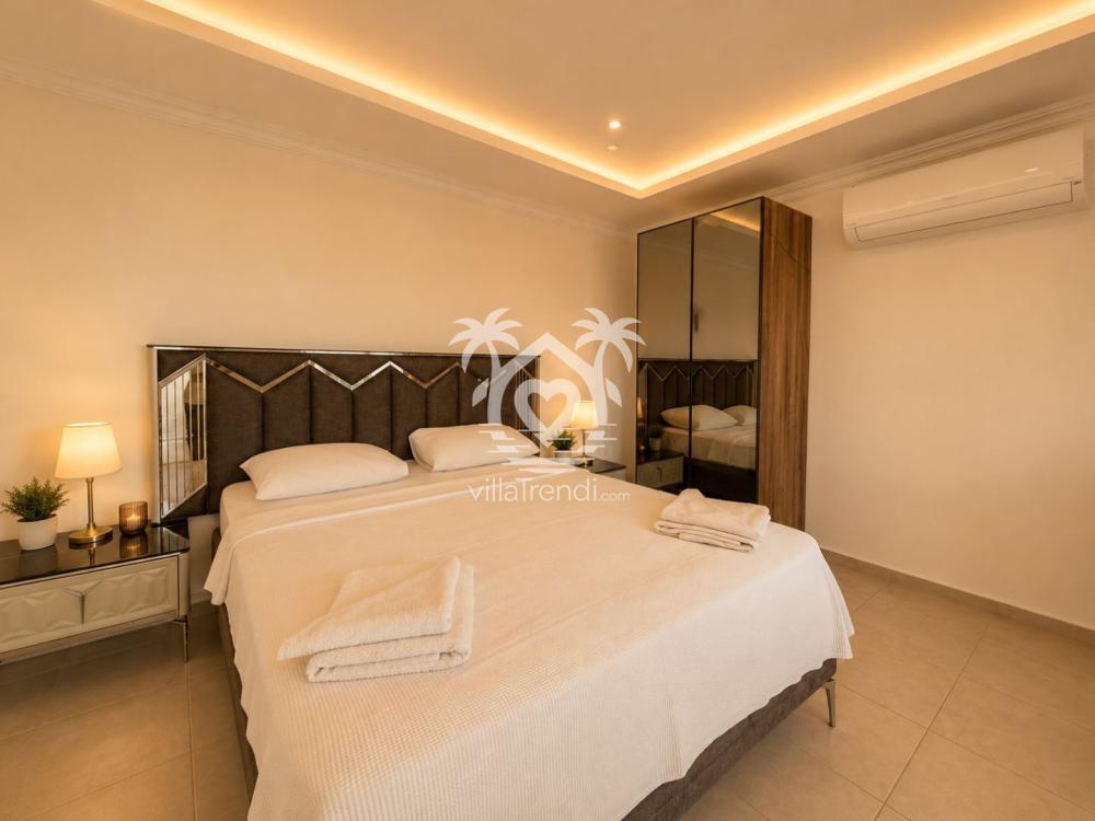 Villa SkyLife A konforlu çift kişilik yatak odası iç mekan tasarımı ve loş ışıklar