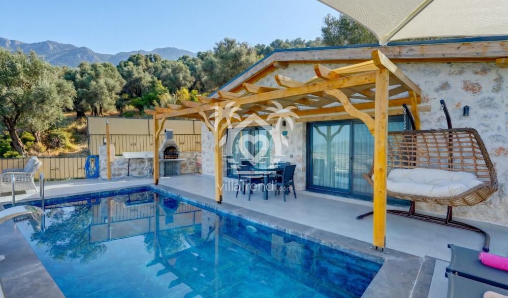 Fethiye kiralık taş ev Villa Stone Duo korunaklı havuz alanı.