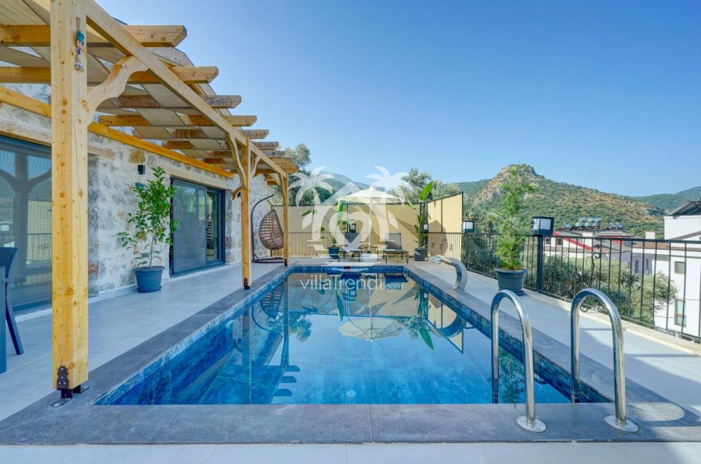 Villa Stone Uno Fethiye gün batımında korunaklı havuz terası.