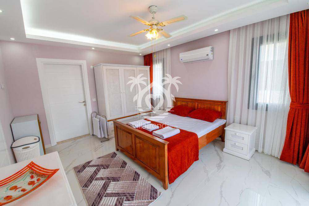 Villa Watson 1 ahşap detaylı ebeveyn yatak odası