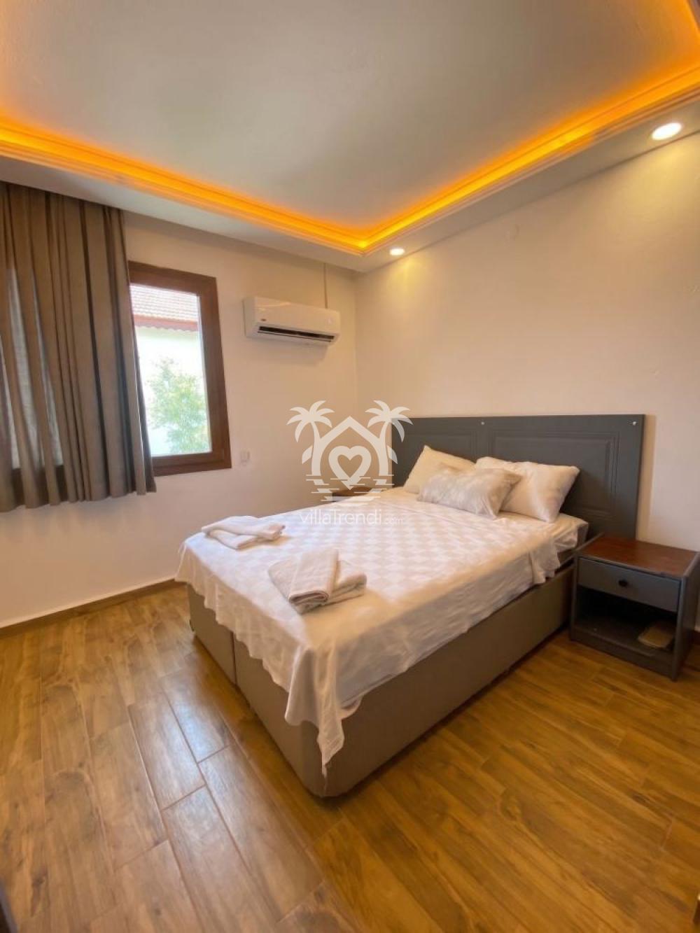 Fethiye Merkez Apart aydınlık ve konforlu çift kişilik ana yatak odası.