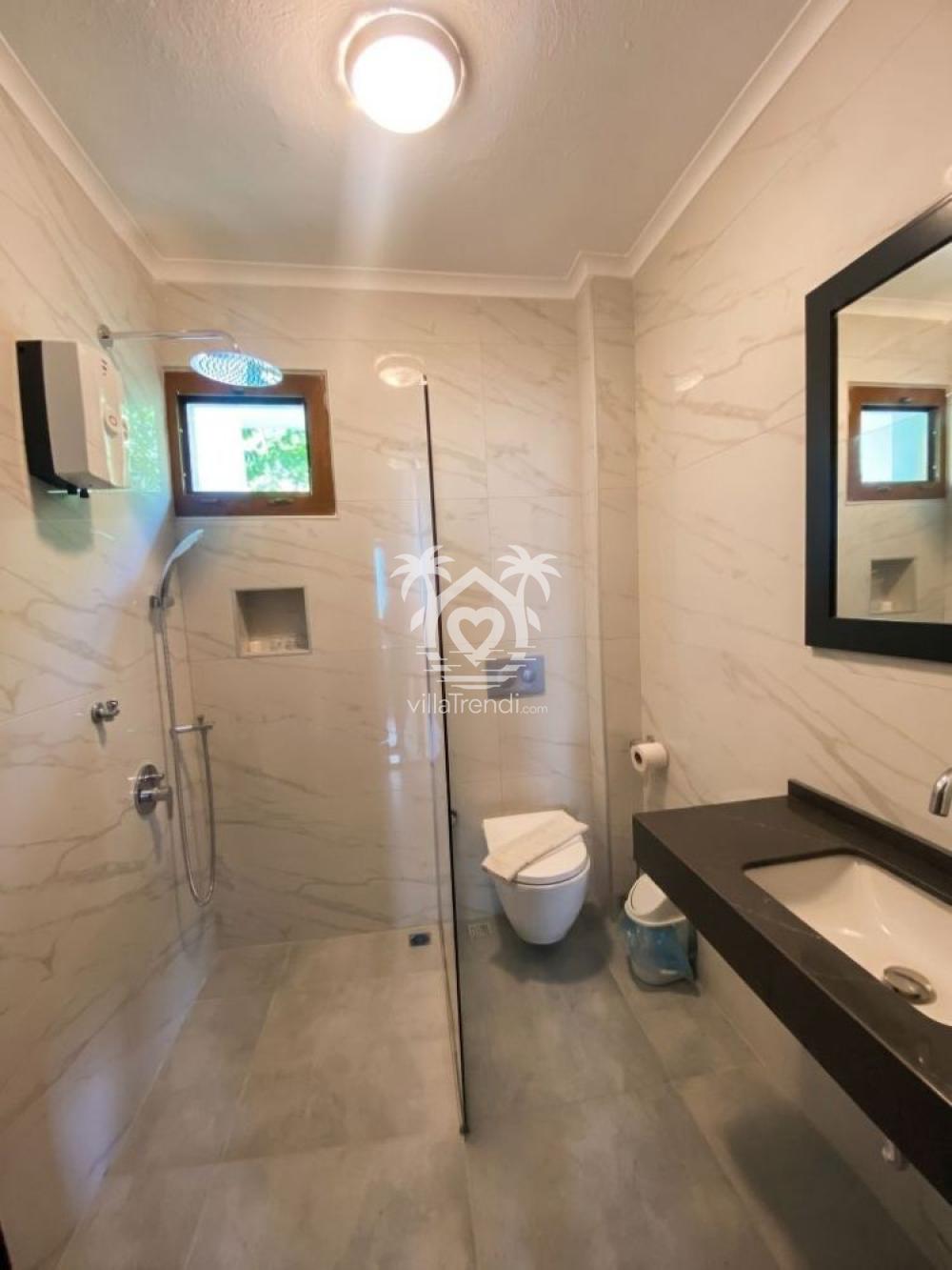 Fethiye havuzlu apart modern tasarımlı, hijyenik banyo ve duşakabin alanı.