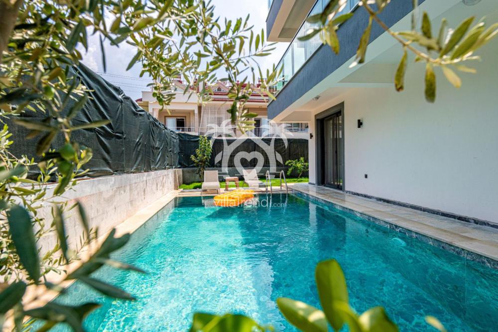 Villa Cosmo Fethiye kısmi korunaklı özel yüzme havuzu.