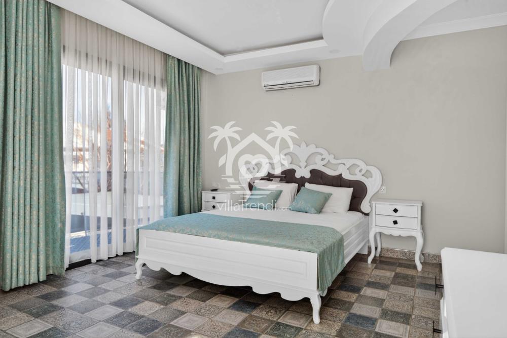 Villa Ovi yeşil detaylı ferah çift kişilik yatak odası.