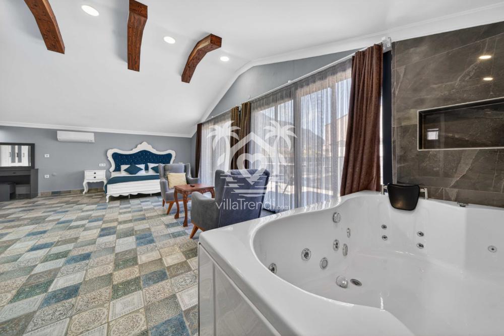 Fethiye villa Ovi jakuzili ve doğa manzaralı lüks ebeveyn yatak odası.
