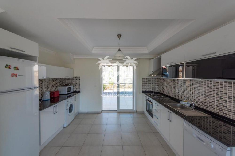 Villa Lem 1'in modern ve tam donanımlı Amerikan mutfağı ile geniş iç mekan tasarımı.