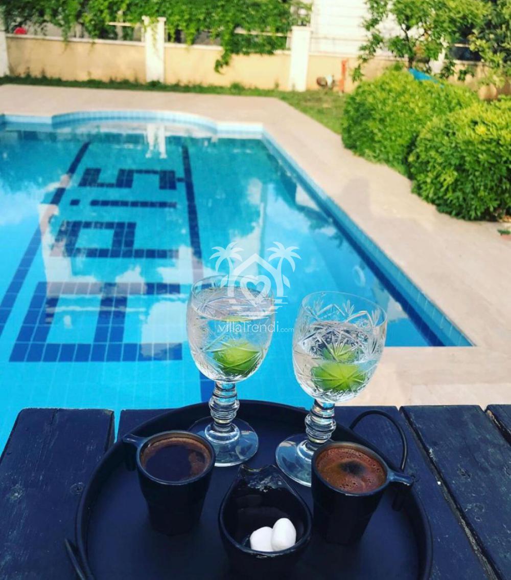 Berrak suya sahip geniş özel havuzlu ve şezlonglu Fethiye Çalış kiralık villa.