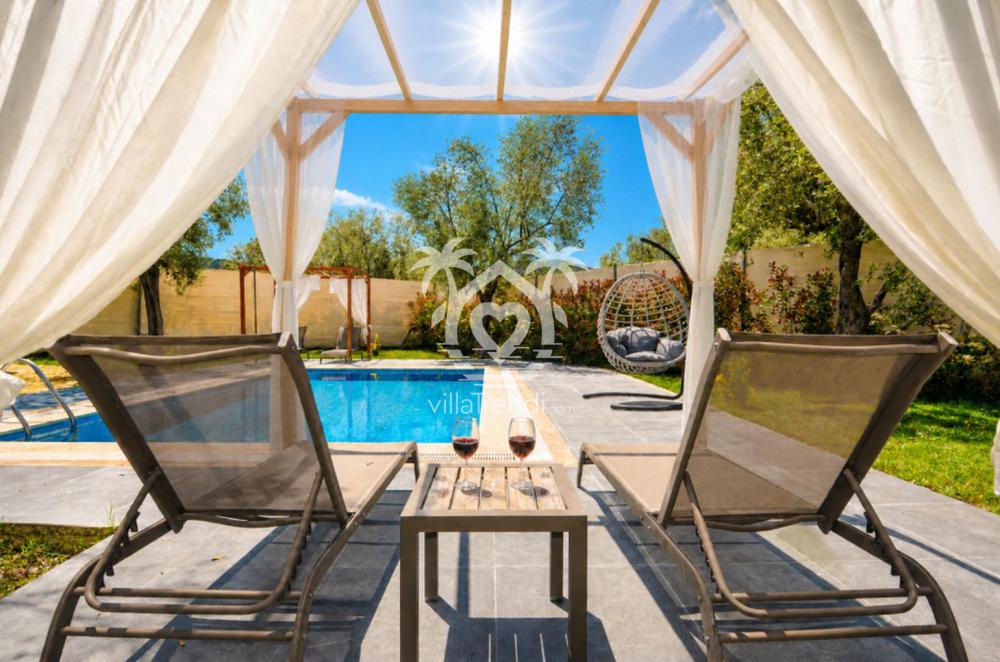 Kayaköy pratik tatil evi Trend Bungalov 4'ün havuz manzaralı, gölgelikli ve dinlendirici şık bahçe köşkü (gazebo).
