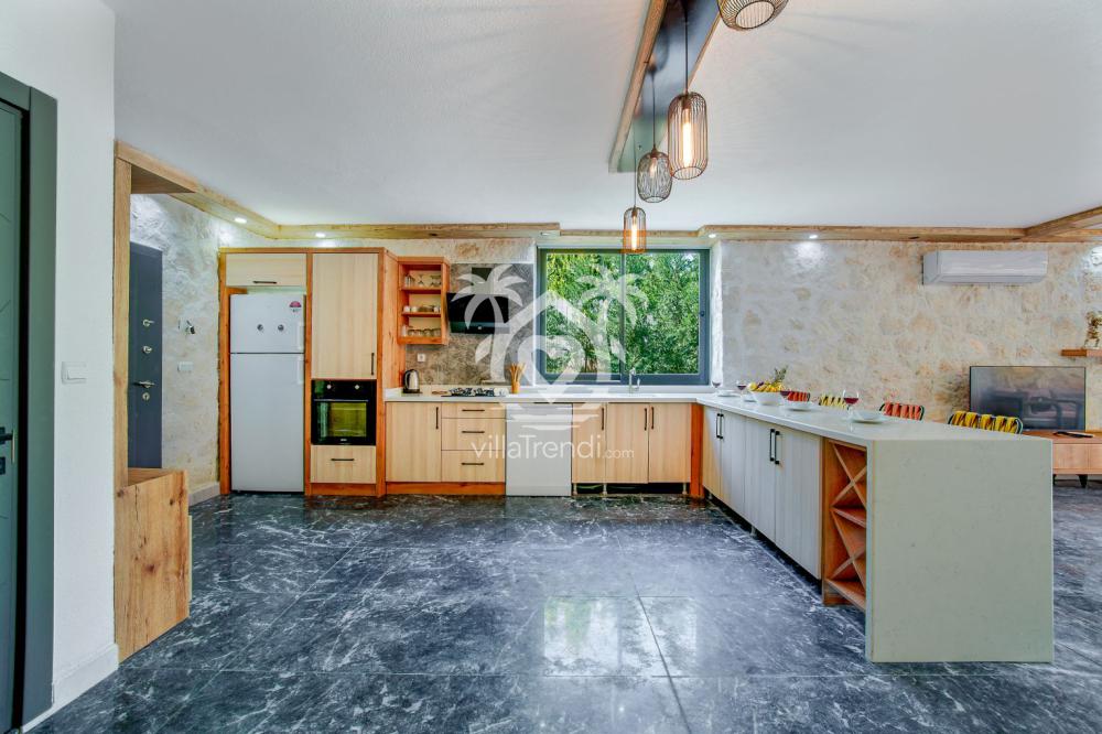Villa Safiye Hanım Konağı 1 ahşap detaylı tam donanımlı mutfak tasarımı.