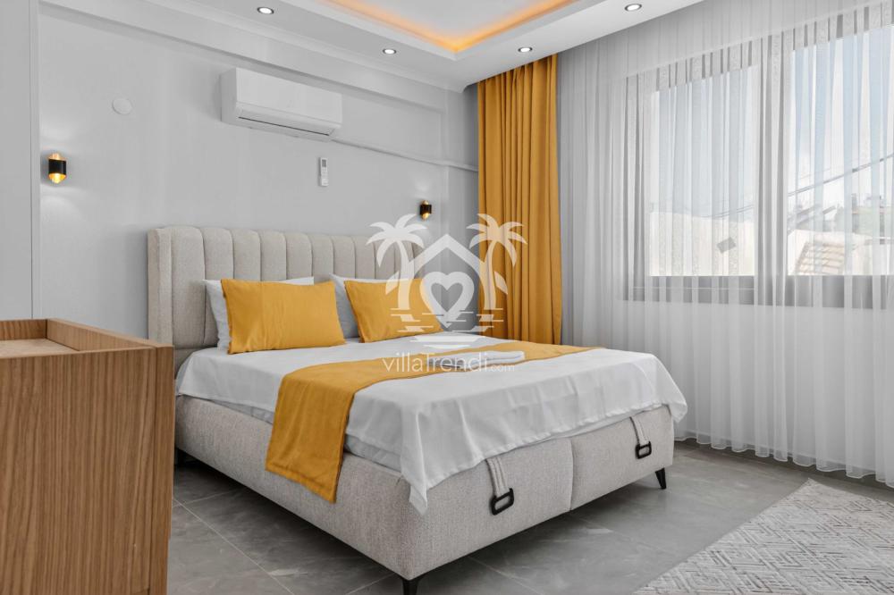 Fethiye kiralık villa Sıla sarı konseptli ebeveyn yatak odası.