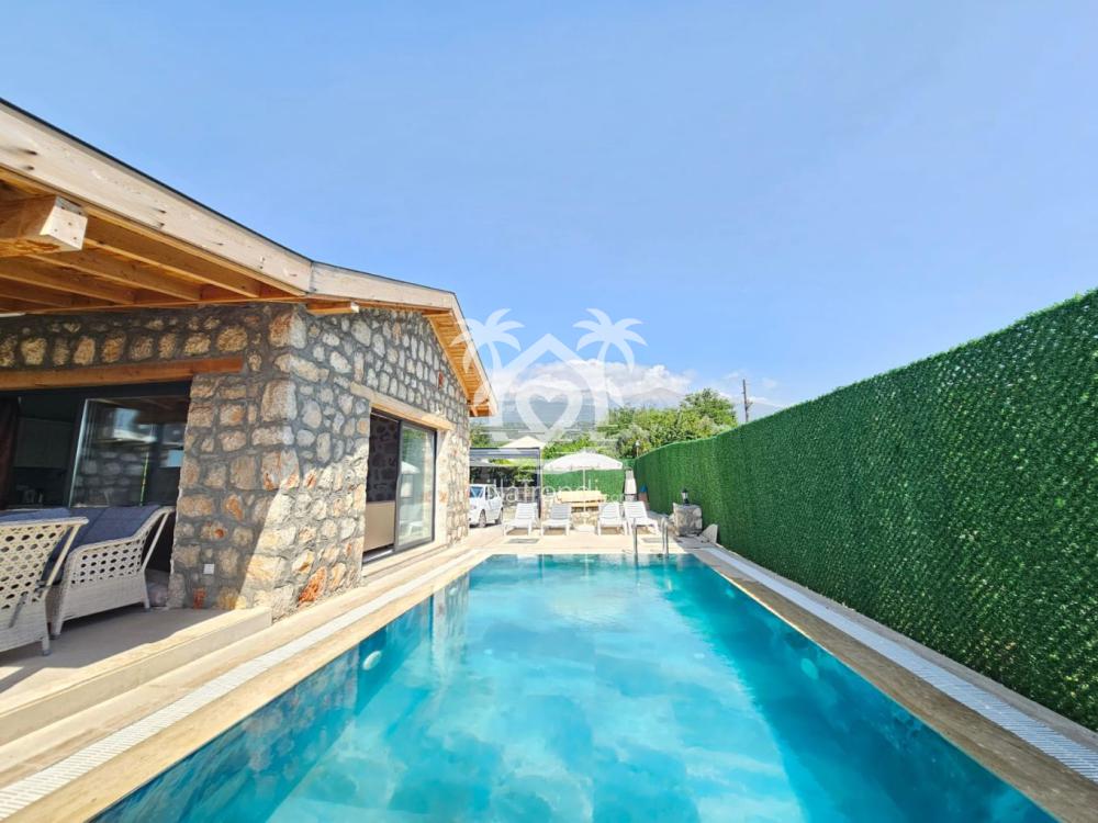 Villa Uca 1 doğa manzaralı korunaklı özel havuz ve güneşlenme alanı.