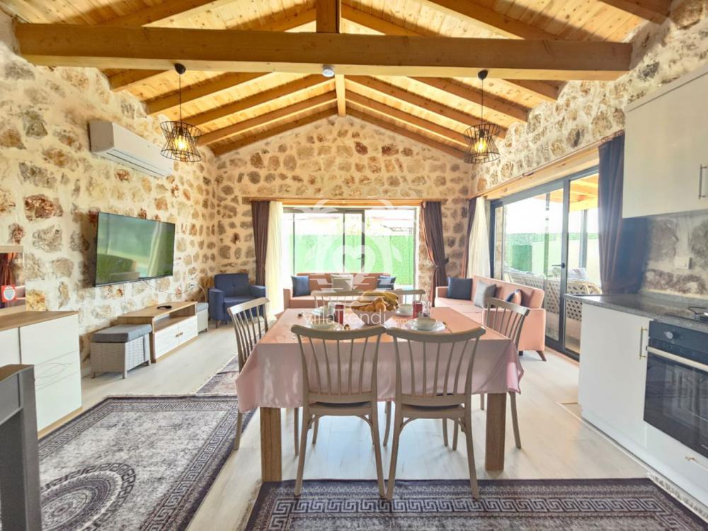 Fethiye kiralık villa Uca 1 ferah salon, açık mutfak ve iç mekan tasarımı.