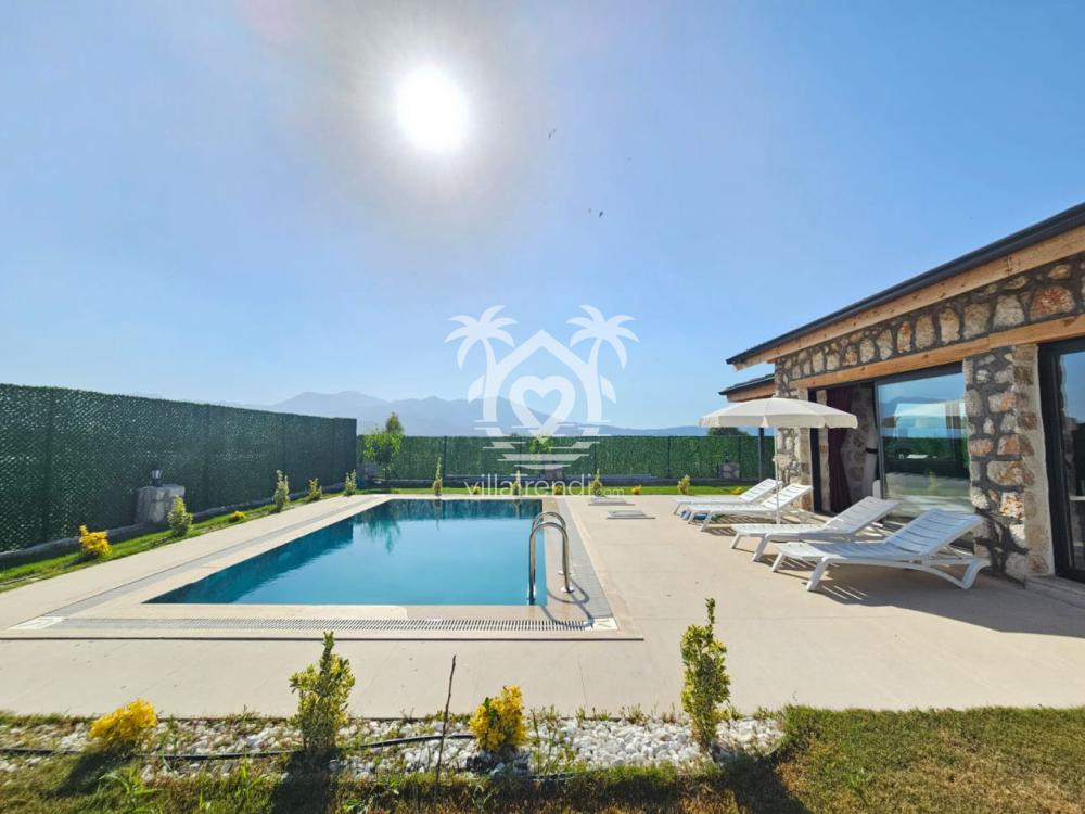 Seydikemer doğa içi tatil villası Uca Royal 2 havuz ve güneşlenme alanı.