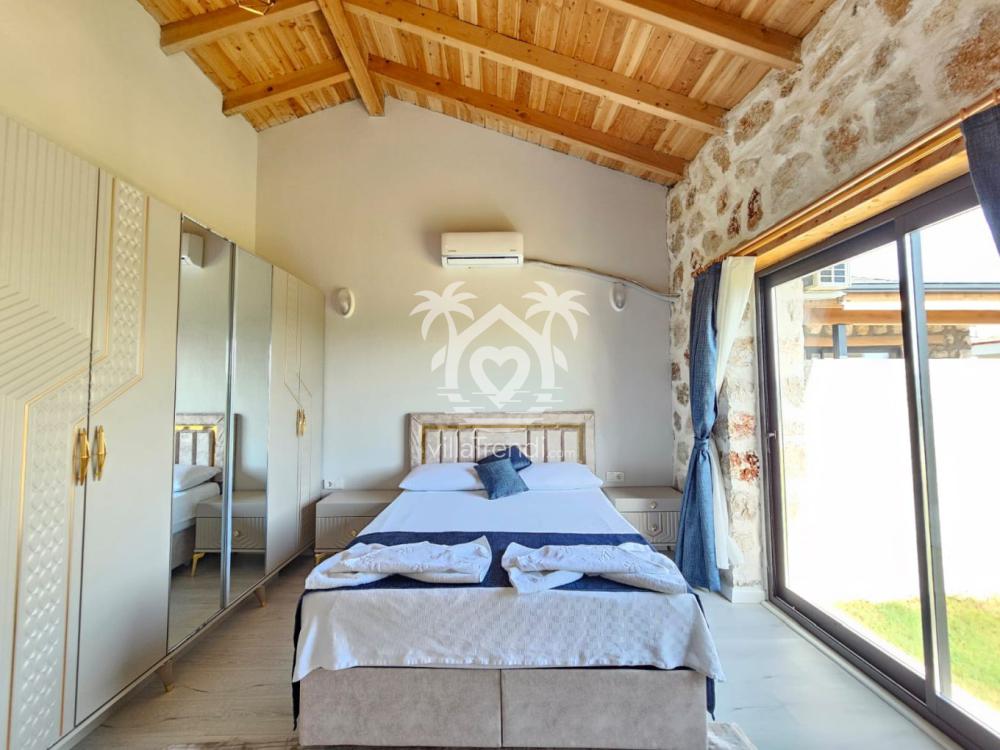 Villa Uca Royal 2 havuz manzaralı çift kişilik ebeveyn yatak odası.