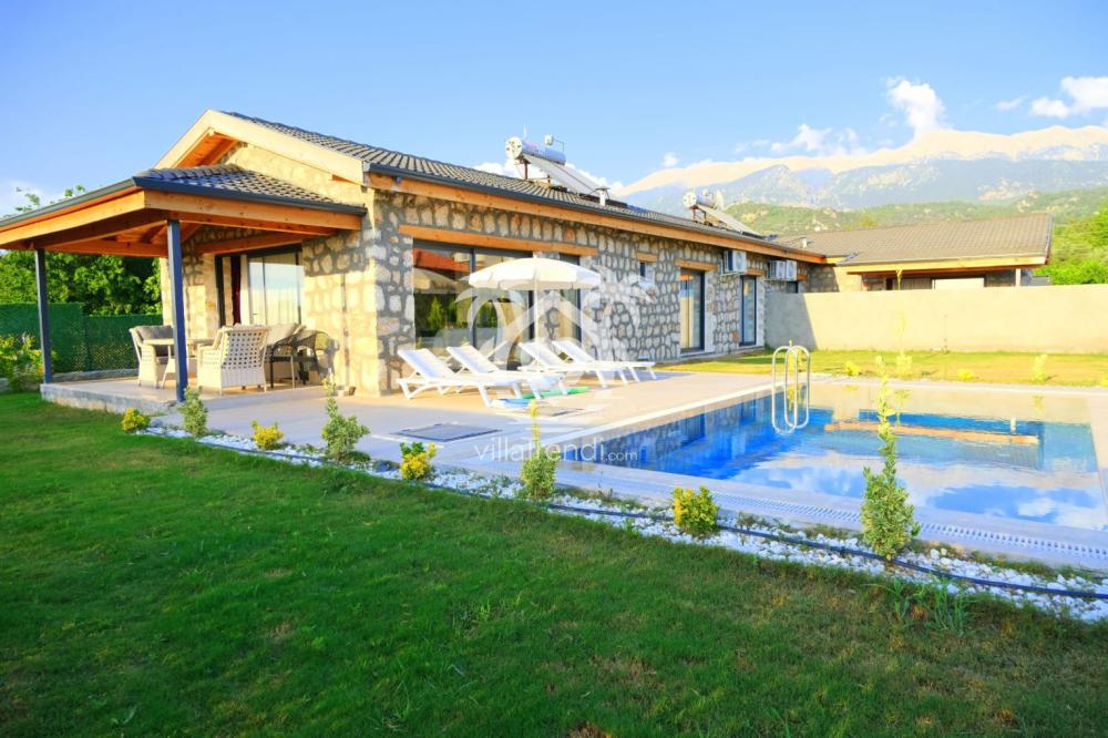 Fethiye Seydikemer kiralık villa Uca Royal 2 geniş bahçe ve özel yüzme havuzu.