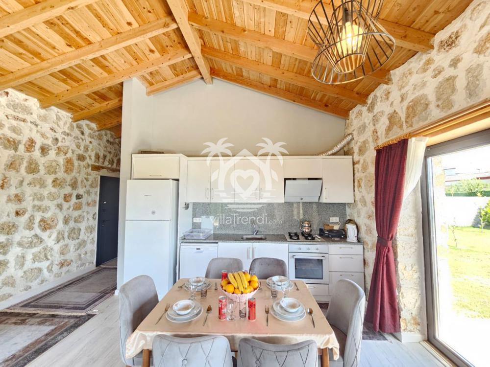 Villa Uca Royal 2 taş mimarili açık Amerikan mutfak ve yemek alanı.