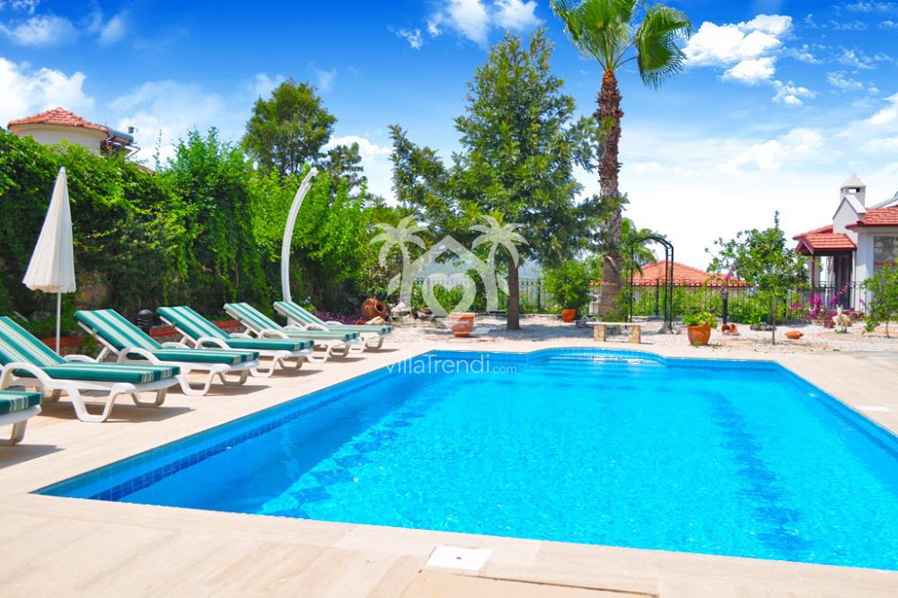 Ölüdeniz özel havuzlu geniş aile villası havuz ve şezlonglar