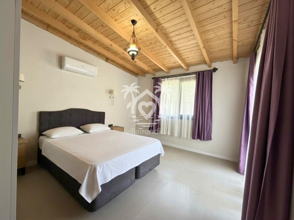 Fethiye kiralık villa Bağ Evi ahşap tavanlı ebeveyn yatak odası