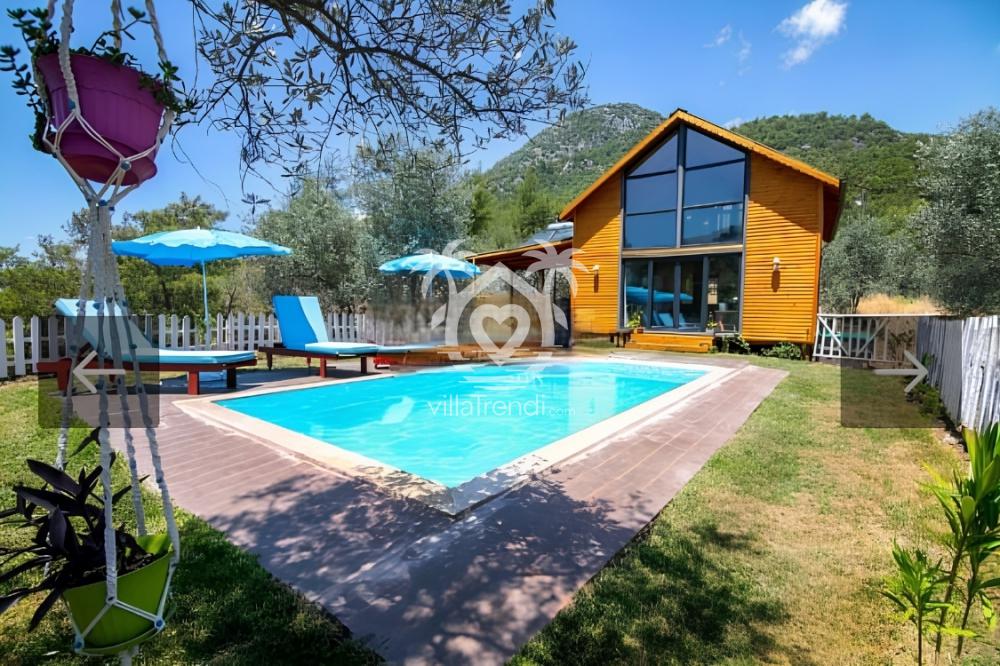 Göcek evcil hayvan dostu ahşap villa Amor dış cephe ve bahçe manzarası.