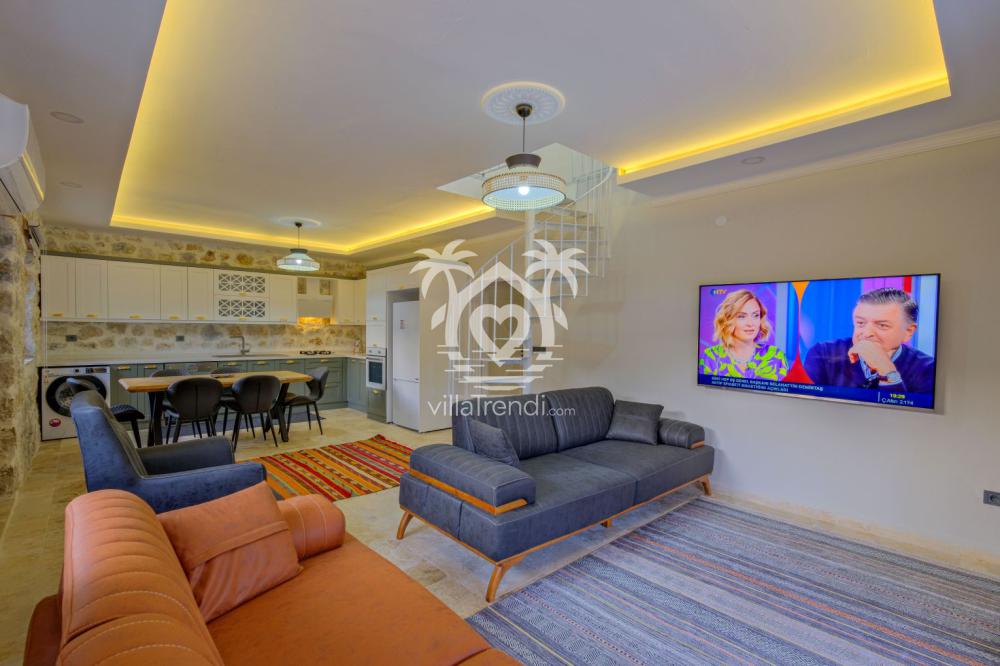 Villa Port Göcek taş duvarlı şık ve ferah salon oturma grubu.
