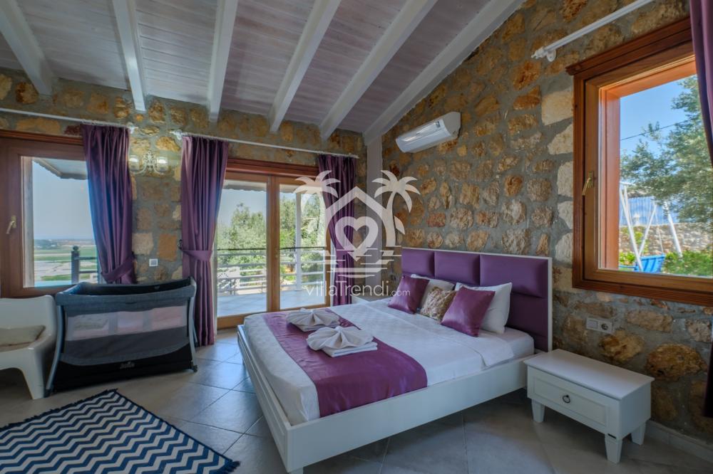 Villa Dr 1 ebeveyn yatak odasında bulunan lüks jakuzi ve deniz manzaralı modern konaklama alanı.