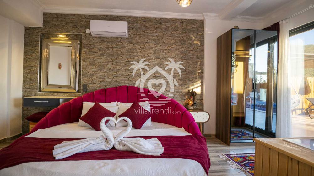 Villa Özlü romantik balayı süiti ve yuvarlak yatak tasarımı.