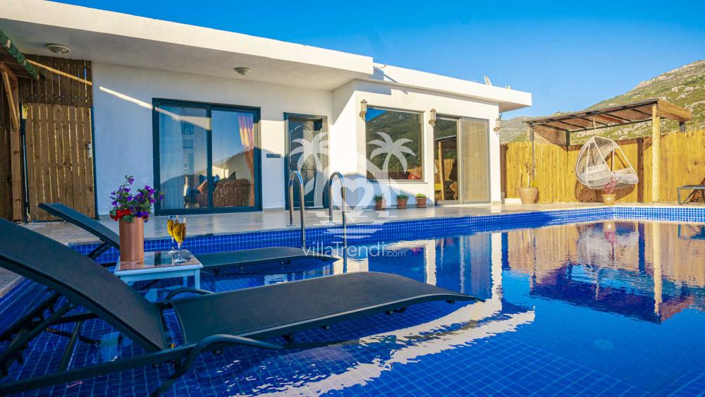 Villa Özlü Kalkan tam korunaklı özel havuz ve dış cephe.
