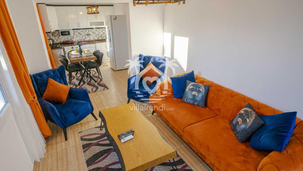 Villa Özlü havuz manzaralı konforlu salon ve oturma grubu.
