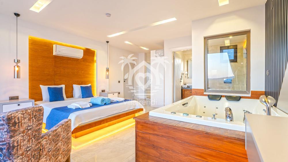 Villa White Smith deniz manzaralı ve jakuzili ebeveyn yatak odası.
