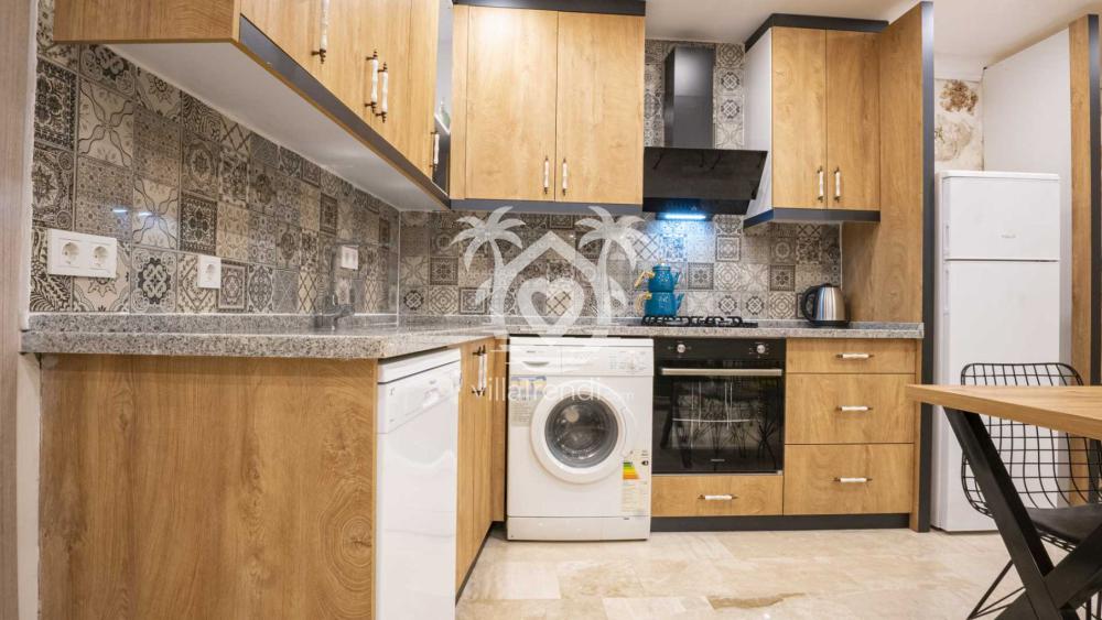 Villa Kapsül tam donanımlı modern Amerikan mutfak ve ahşap detaylar.